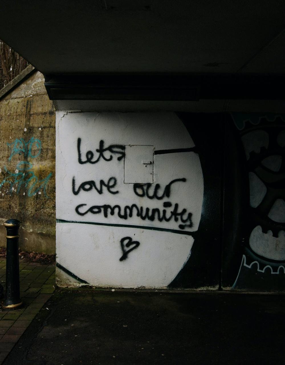 Håndskrevet graffiti: Let's love our community